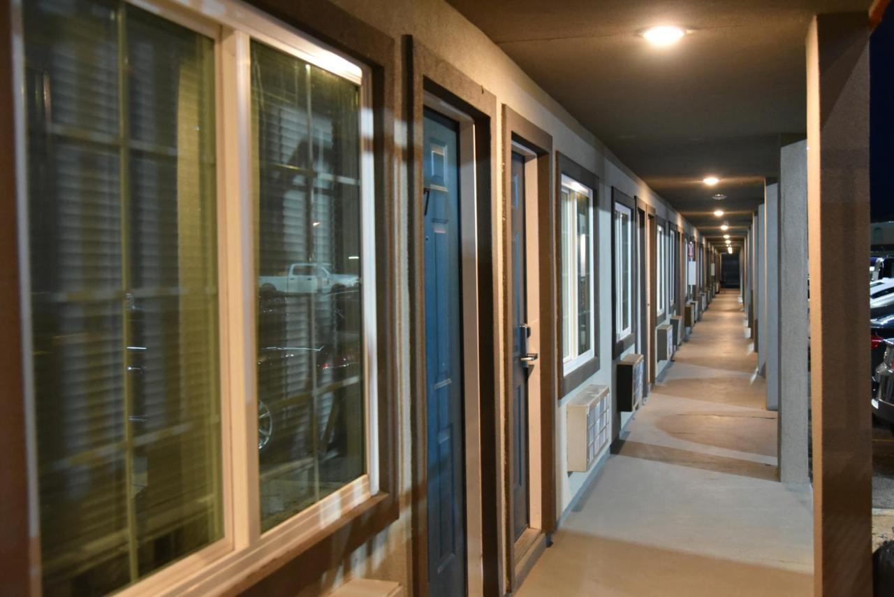 Town Place Studio Apartment Snyder Екстериор снимка