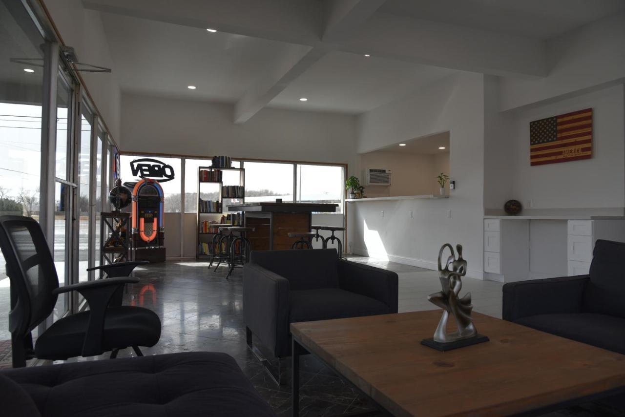 Town Place Studio Apartment Snyder Екстериор снимка