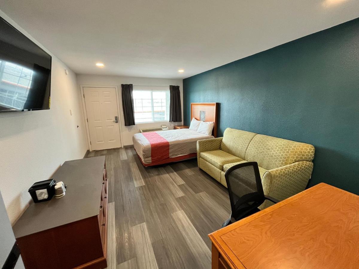Town Place Studio Apartment Snyder Екстериор снимка