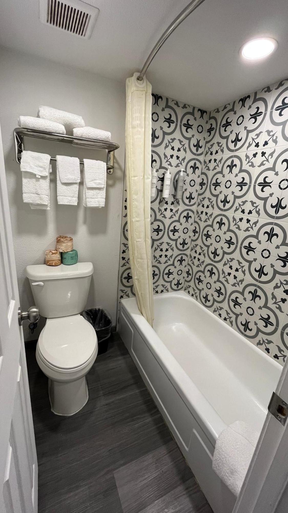 Town Place Studio Apartment Snyder Екстериор снимка